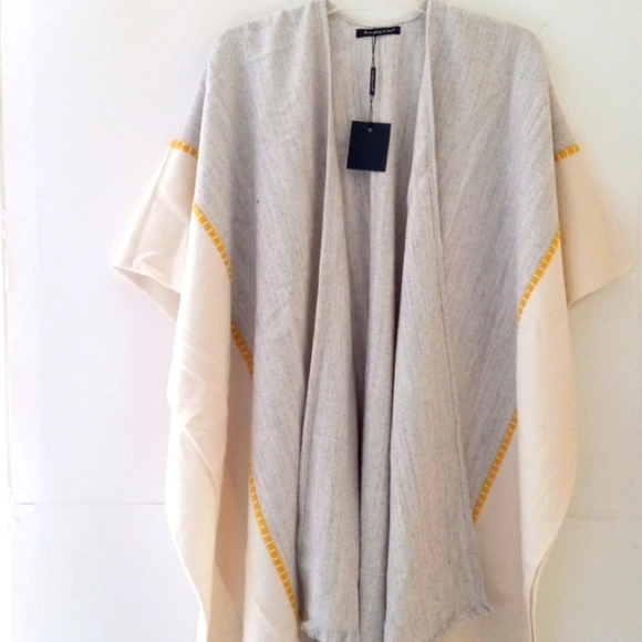 DO EVERYTHING IN LOVE GRAY CREAM GOLD WESTERN BOHO PONCHO SHAWL WRAP SZ OS NWT - Picture 1 of 5